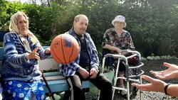 Стариков на Сахалине развлекают интеллектуальными играми и спортом