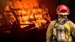 Пожарные за 7 минут потушили пятиэтажный дом в Невельске