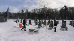 Осужденные из колонии на Сахалине и волонтеры убрали снег с мемориального комплекса