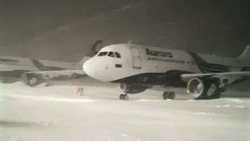 Самолеты в аэропорту Южно-Сахалинска оказались в снежном плену. Видео