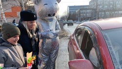 Сотрудники ГИБДД и дети на Сахалине поздравили женщин-водителей в преддверии 8 марта
