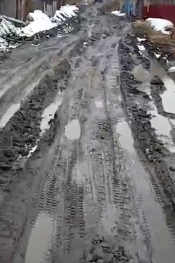 «Пройти невозможно»: жители Александровска-Сахалинского показали непролазную дорогу