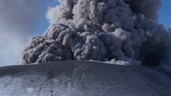 Вулкан Эбеко выбросил 2,5 километра пепла в первый день весны