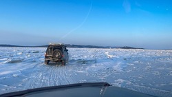  «Мы это сделали!»: сахалинцы на внедорожниках съездили на материк по льду