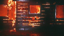 Семье, у которой сгорел дом в Корсакове, нужны вещи. «Сгорело все, кроме сарая»