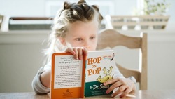 Как помочь детям прочитать заданные на лето книги: советы родителям Сахалина и Курил