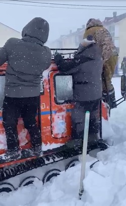 Жители Дальнего помогли медикам на застрявшем снегоболотоходе в метель