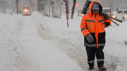 «Другого выхода нет»: вывезти горы снега просят жители села на юге Сахалина