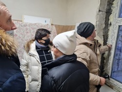 Сахалинские единороссы взяли на контроль решение проблемы с окнами в больнице Макарова
