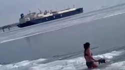 Женщины искупались в ледяном море на юге Сахалина 