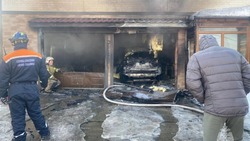 Больше 10 человек полчаса тушили пожар в гараже возле дома в Южно-Сахалинске