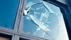 На Сахалине молодые люди разбили окно дома лопатой, чтобы вынести электроинструменты