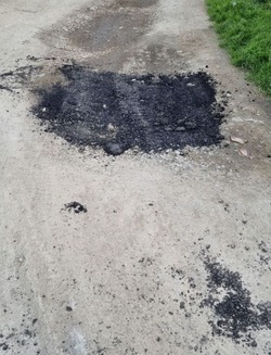 «Это позор»: кривая черная клякса на месте дорожной ямы возмутила жителей Корсакова