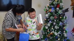Школьник из Поронайска получил планшет в рамках акции «Елка желаний» 