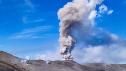 Блогер поднялась на вулкан Неожиданный на Курилах и показала красивые виды