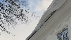 Жителей Южно-Сахалинска насторожил огромный сугроб на крыше ЦНТИ