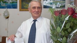 «РН-Сахалинморнефтегаз» поздравил почетного жителя Охи Виктора Кнутова с 80-летием