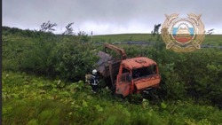 Водитель КамАЗа пробил дорожное ограждение на автодороге Корсаков — Новиково 12 июля
