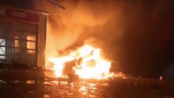 Ночью в Южно-Сахалинске перевернулся и вспыхнул автомобиль