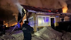 Шестнадцать человек тушили квартиру одноэтажного дома в Южно-Сахалинске 16 февраля