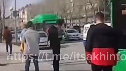 В сети появилось видео, где пассажирский автобус снес дверь седану в Южно-Сахалинске