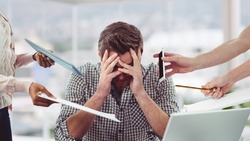 Опрос: треть россиян испытывают стресс из-за работы