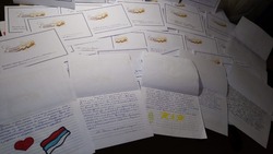 Школьники Корсакова написали более 100 писем бойцам в зоне СВО к Новому году