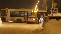Пассажирский автобус и легковой автомобиль столкнулись в Южно-Сахалинске     