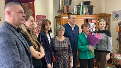 Губернатор посетил центральную библиотеку имени П. Н. Ромахина в Аниве 