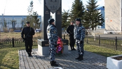 На Сахалине почтили память погибших сотрудников полиции