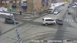 Водитель микроавтобуса влетел в легковушку на перекрестке в Южно-Сахалинске 