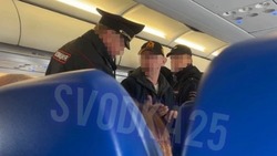На борту самолета Южно-Сахалинск - Владивосток нетрезвая семейная пара устроила дебош