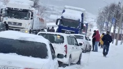 «Проезда нет»: снежный циклон на Сахалине собрал огромные заторы на въезде в Корсаков 