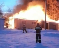Гостиница и баня загорелись на севере Сахалина. Видео