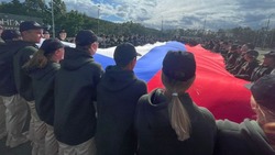 Лагерь «Авангард» на Сахалине провел праздник ко Дню флага