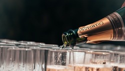 Жителей Сахалина предупредили об опасном сочетании шампанского и икры в Новый год