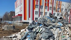 В Петропавловске-Камчатском строители, построив школу, оставили вокруг нее горы мусора и грязи