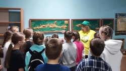 Дети участников СВО побывали на рыбоперерабатывающем заводе и в музее на Итурупе