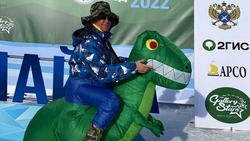 Болельщица в костюме с динозавром приехала на «Сахалинский лед»