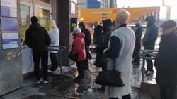 «Сломалась окончательно»: жители Южно-Сахалинска утром мерзли под дверью «Почты России»