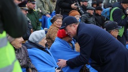 В Южно-Сахалинске начался Парад Победы, перед которым глава региона лично поздравил ветеранов