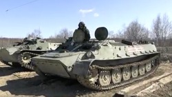 Военнослужащие освоили вождение боевых машин МТ-ЛБ на Сахалине