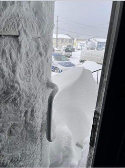 Жители Южно-Курильска оказались заперты в своих домах из-за снежного циклона