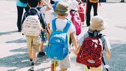 Эксперты назвали сумму сборов ребенка в школу перед началом учебного года