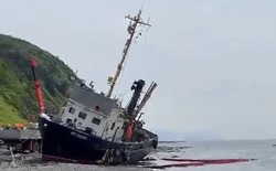 Сильный шторм выбросил рыбацкое судно на берег залива Анива