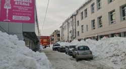 «Бардак какой-то»: горы снега во дворе возмутили жителей Южно-Сахалинска