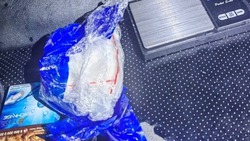 Инспекторы ДПС на Сахалине нашли два сверка с наркотиками в остановленном автомобиле