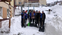 Молодогвардейцы помогли в расчистке территорий от снега в Холмске