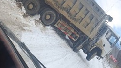 Проезд на юге Сахалина закрыли из-за ДТП с участием большегруза