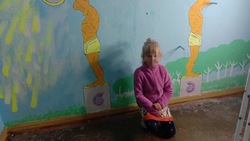 Герои сказок украсили подъезд многоквартирного дома на улице Ленина в Южно-Сахалинске